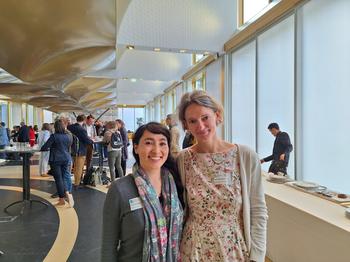 Unsere deutsch-französische Studiengangskoordination: Julia Krongelb (Sciences Po,liks) und Jana Windwehr (FU Berlin, rechts)