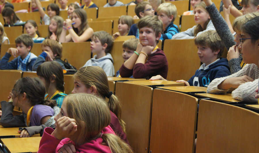 Schüler_innen im Hörsaal